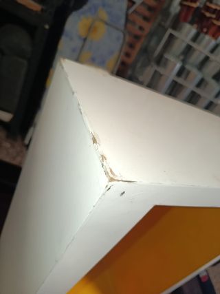 Estantería flotante blanca y amarilla