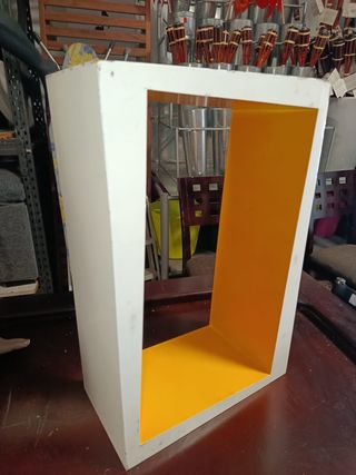 Estantería flotante blanca y amarilla