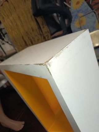 Estantería flotante blanca y amarilla