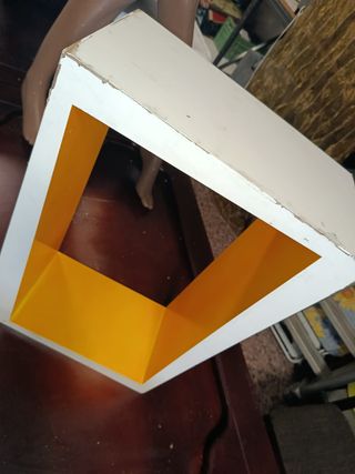 Estantería flotante blanca y amarilla