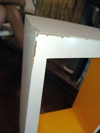 Estantería flotante blanca y amarilla