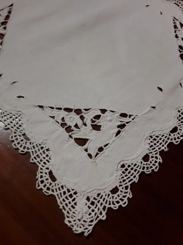 TAPETE BORDADO COM RENDA E PUNHO DE BOBINA ANTIGO