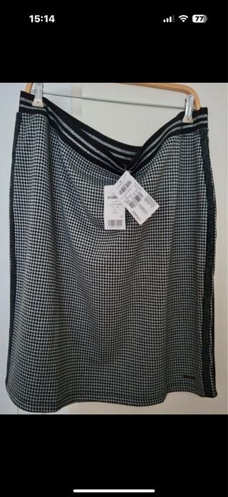 Falda de cuadros pata de gallo elegante y cómoda.