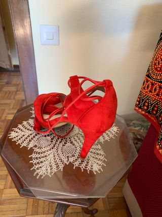 Zapatos de tacón rojos con cordones