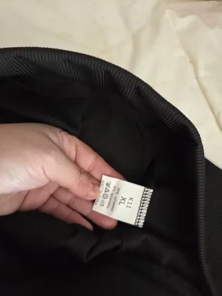 Pantalones anchos negros acanalados