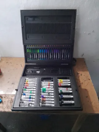 Maletín de pintura con marcadores y tubos