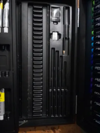 Maletín de pintura con marcadores y tubos