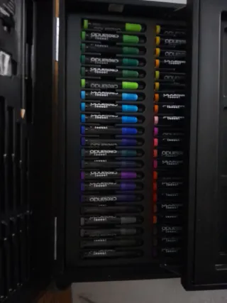 Maletín de pintura con marcadores y tubos