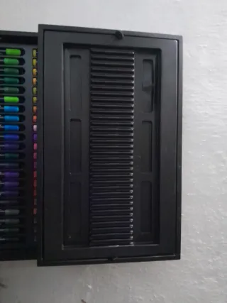 Maletín de pintura con marcadores y tubos