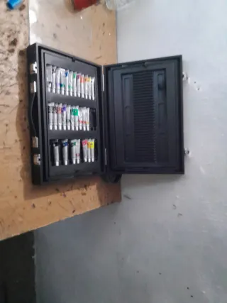 Maletín de pintura con marcadores y tubos