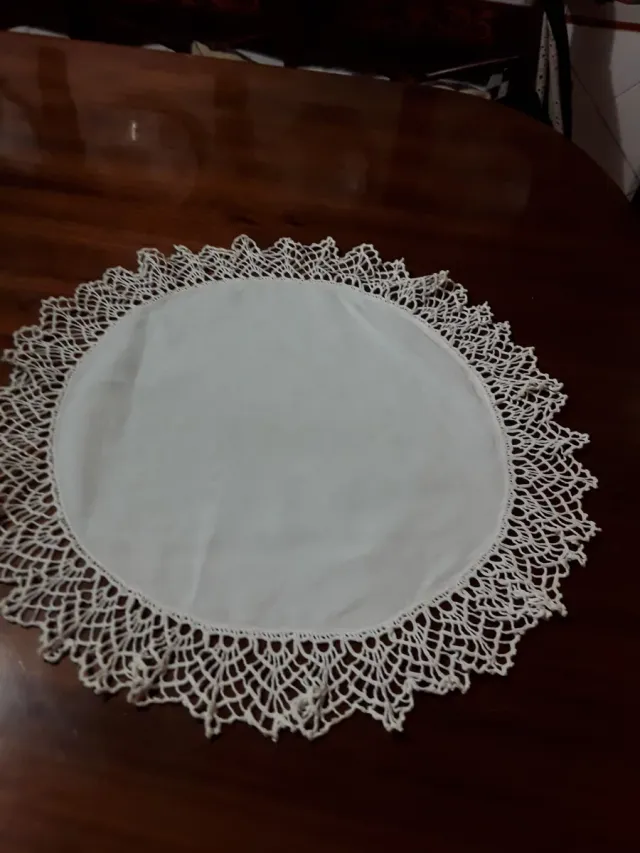 Tapete de linho com barra de crochê 40cm