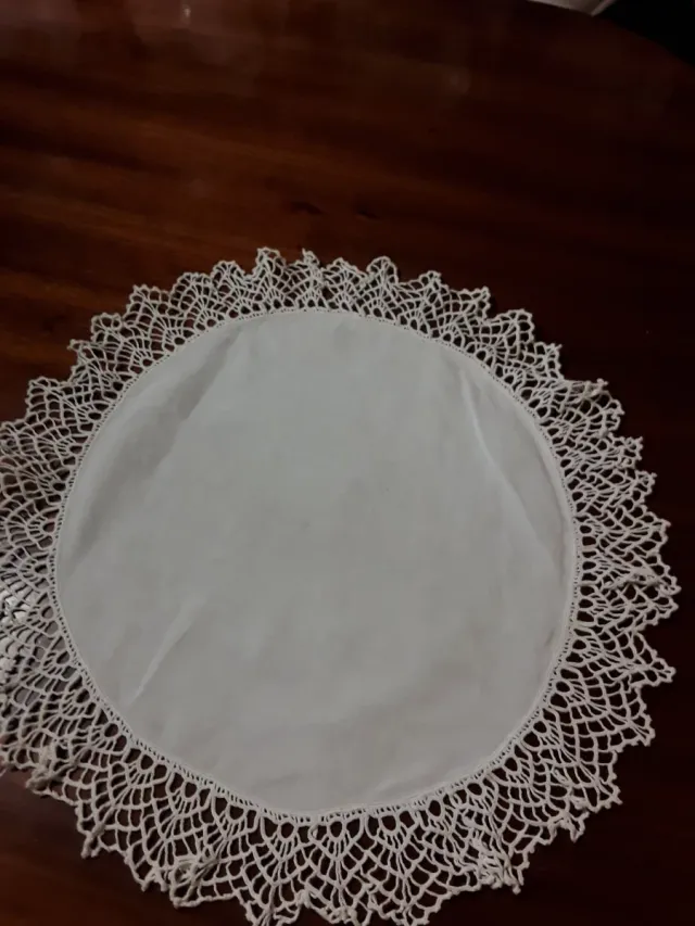 Tapete de linho com barra de crochê 40cm