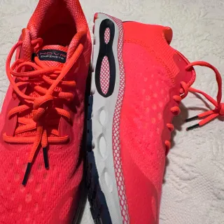 Zapatillas Under Armour rosas/rojas