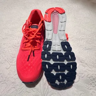 Zapatillas Under Armour rosas/rojas