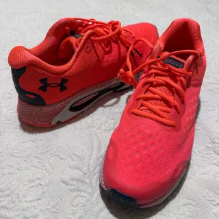 Zapatillas Under Armour rosas/rojas