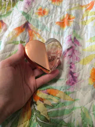 Perfume Figenzi Text me Corazón Dorado