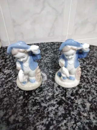 Figuras de porcelana niño y conejo
