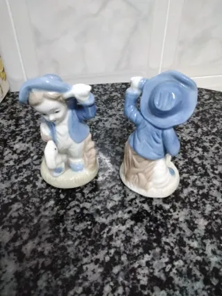 Figuras de porcelana niño y conejo