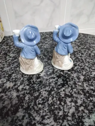 Figuras de porcelana niño y conejo