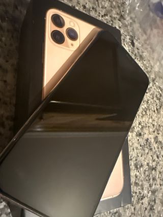 iPhone 11 Pro Max Dorado sin cargador !