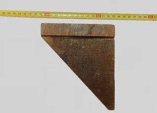 Tres escuadras de madera