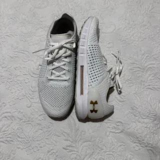 Zapatillas Under Armour Blancas y Doradas
