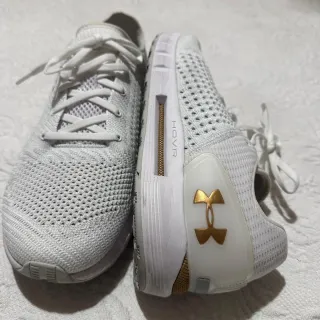 Zapatillas Under Armour Blancas y Doradas