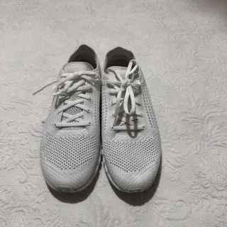 Zapatillas Under Armour Blancas y Doradas