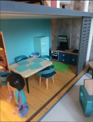 Casa de muñecas de madera con figuras