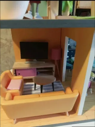 Casa de muñecas de madera con figuras