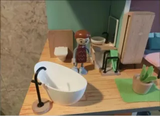 Casa de muñecas de madera con figuras