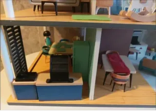 Casa de muñecas de madera con figuras