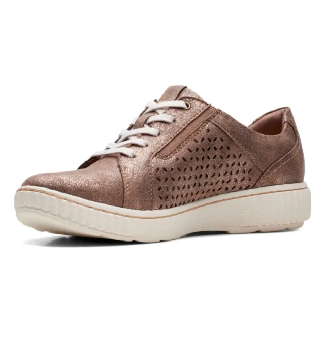Zapatillas bronce con cordones y detalles perforad