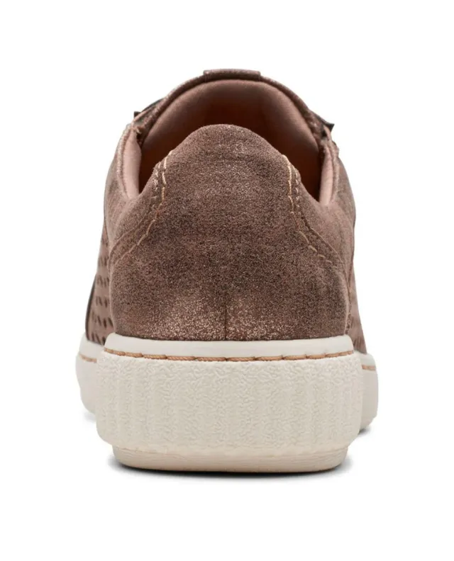 Zapatillas bronce con cordones y detalles perforad