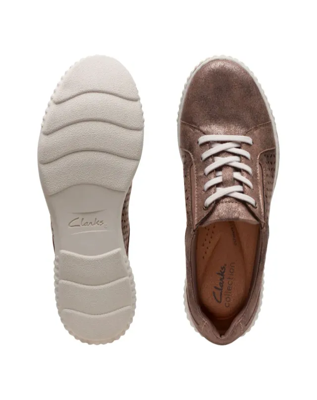 Zapatillas bronce con cordones y detalles perforad