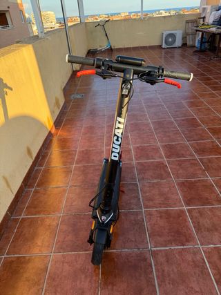 Patinete Ducati Pro III Evo Turn Signal con casco