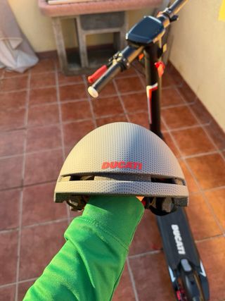 Patinete Ducati Pro III Evo Turn Signal con casco