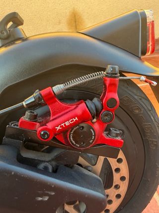 Patinete Ducati Pro III Evo Turn Signal con casco