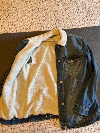 Cazadora vaquera Stradivarius con borrego