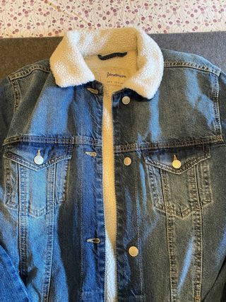 Cazadora vaquera Stradivarius con borrego