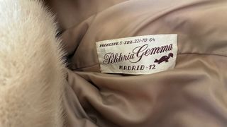 Abrigo de piel beige elegante