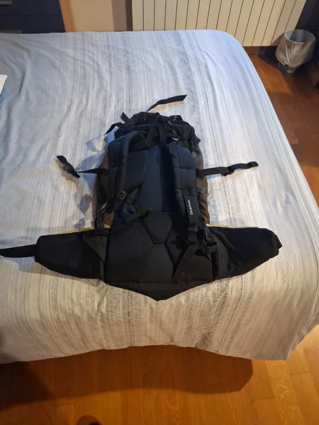 Mochila Forclaz 40 Negra y Amarilla