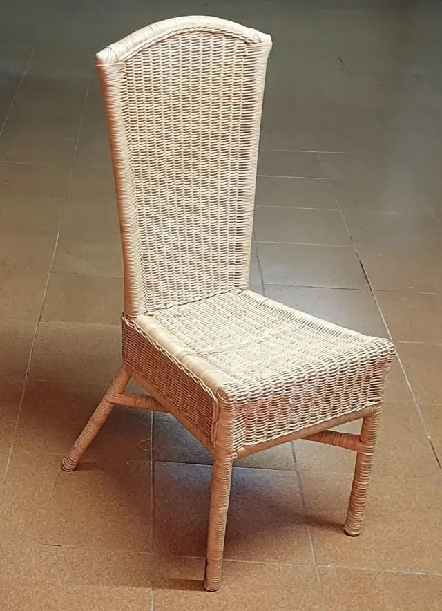 Poltrona in vimini beige molto confortevole