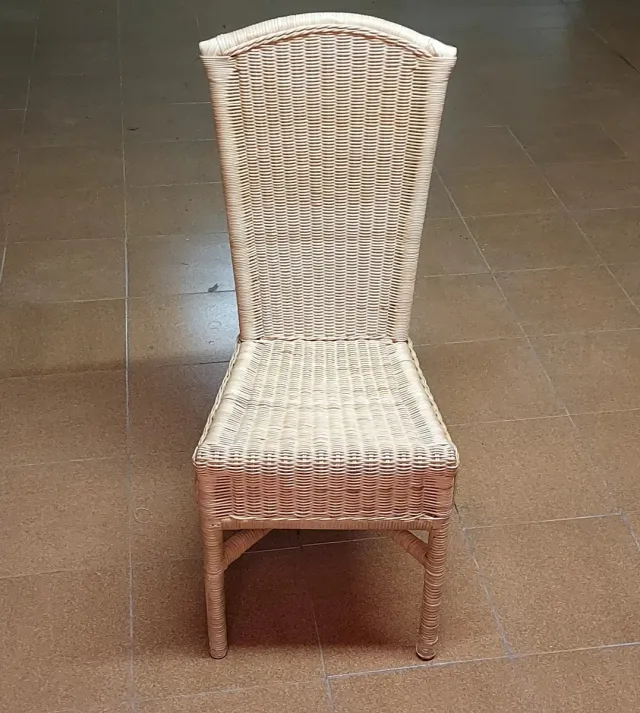 Poltrona in vimini beige molto confortevole