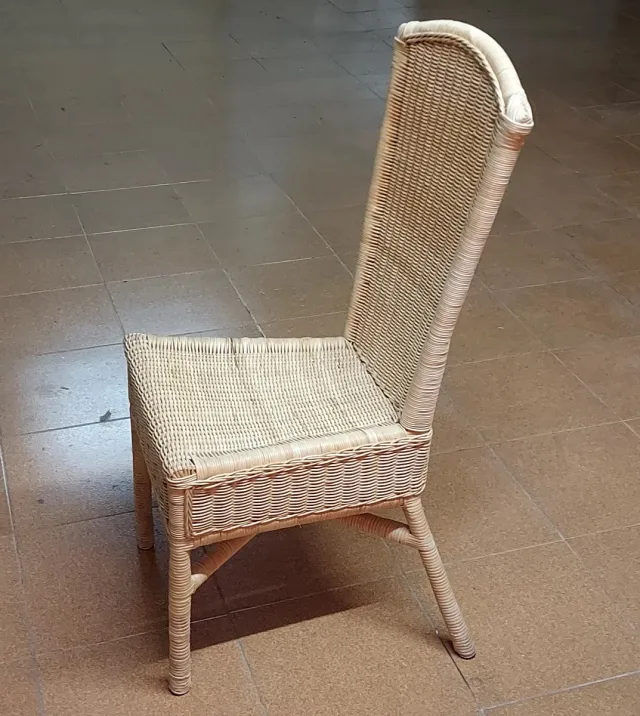 Poltrona in vimini beige molto confortevole