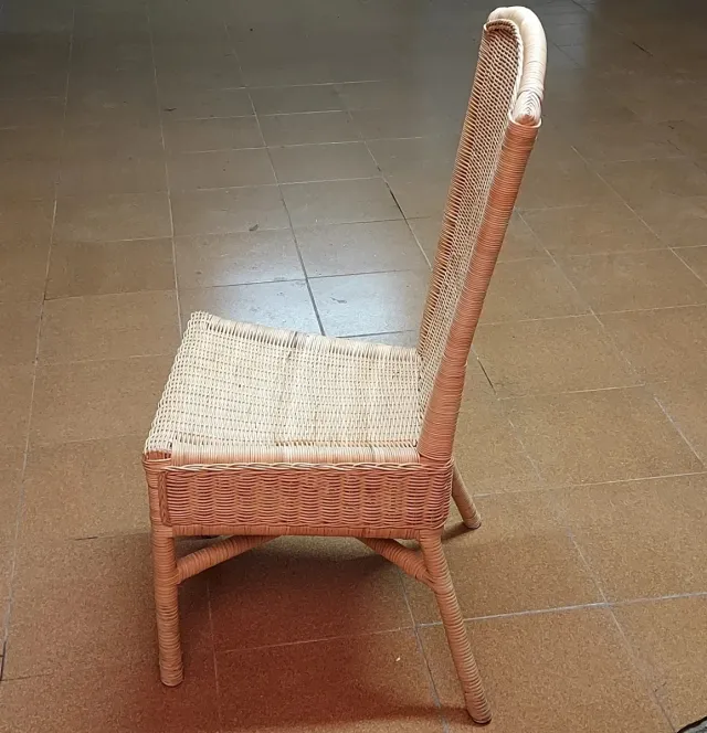 Poltrona in vimini beige molto confortevole