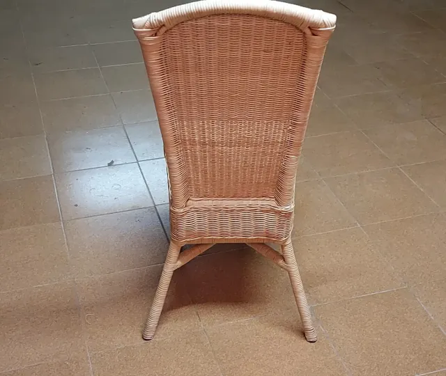 Poltrona in vimini beige molto confortevole