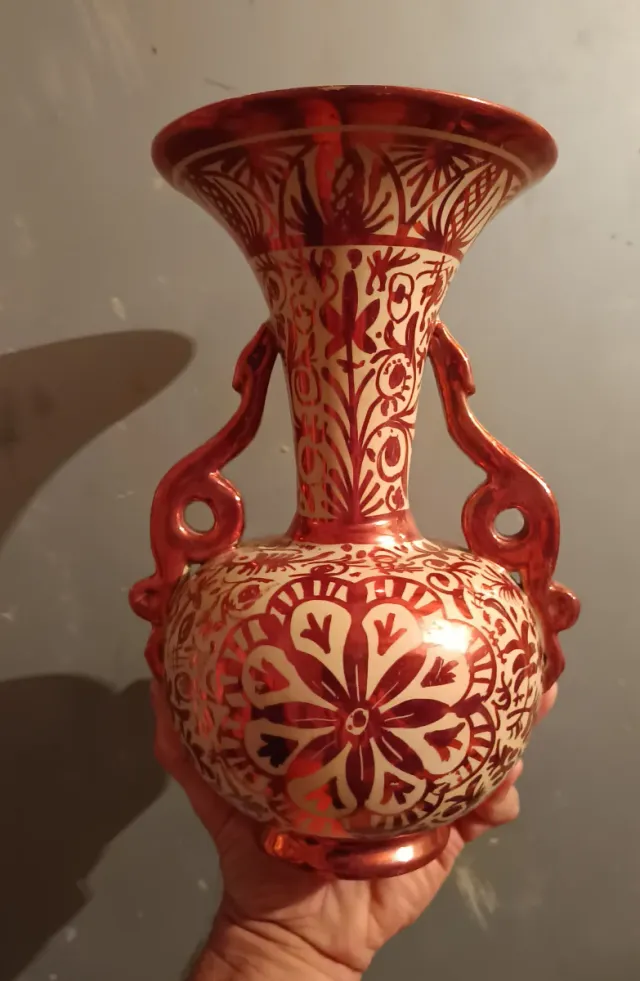 Antico vaso valenciano con riflessi