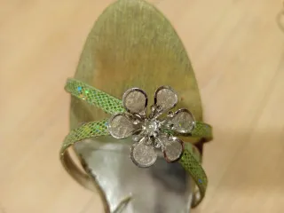 Sandalias verdes con un tacón muy cómodo, poco uso