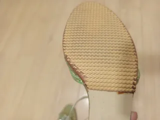 Sandalias verdes con un tacón muy cómodo, poco uso